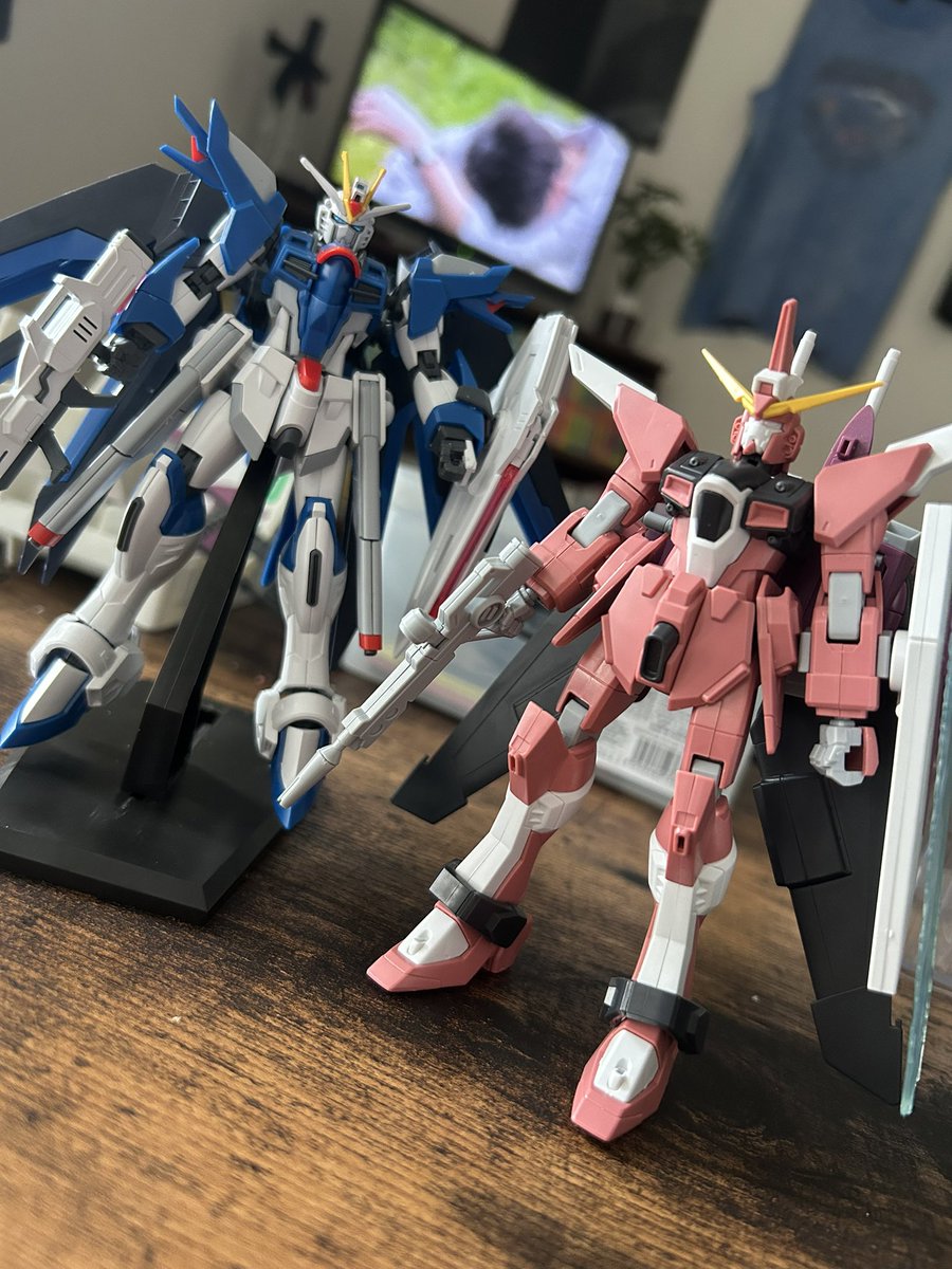 nem_zooo's tweet photo. 久しぶりにガンプラハマってるけど、最近のキットはパチ組みだけでめっちゃカッコいいな

ライフリ：2024年
インジャ：2005年

20年経つとこんなに変わる https://t.co/RgN2wn9xKU