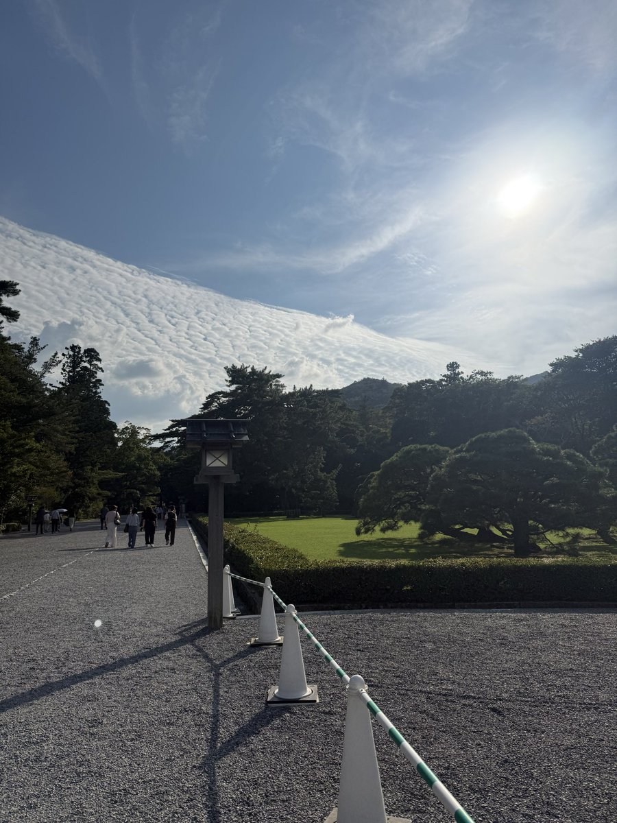 cutenaoshiim's tweet photo. 初伊勢神宮の内宮に来て最初に撮った写真がフェニックスみたいで何か凄い https://t.co/qkdX1U1h43