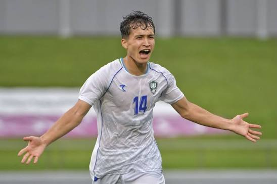 VisualScouting's tweet photo. 🔝Uno de los nombres que mas me están sorprendiendo en los ASEAN Games 2026 es Ruziboy Fayzullaev (2005 / 🇺🇿), un lateral derecho del Olimpik-Mobiuz, un club de 2a división de Uzbekistan. 
🔹Lateral o carrilero derecho. Mucho recorrido, ritmo, verticalidad y profundidad. Llega de forma constante desde atrás, mostrando unas grandes capacidades físicas. Hoy jugando de carrilero ha hecho un gran partido vs Arabia Saudí. Técnicamente correcto, con buena capacidad para el pase corto y buena visión para jugar con cercanos. 1 gol y 1 asistencia en 3 partidos. 
No lo conocía prácticamente. Muchas ganas de seguirle en esta fase final del torneo.