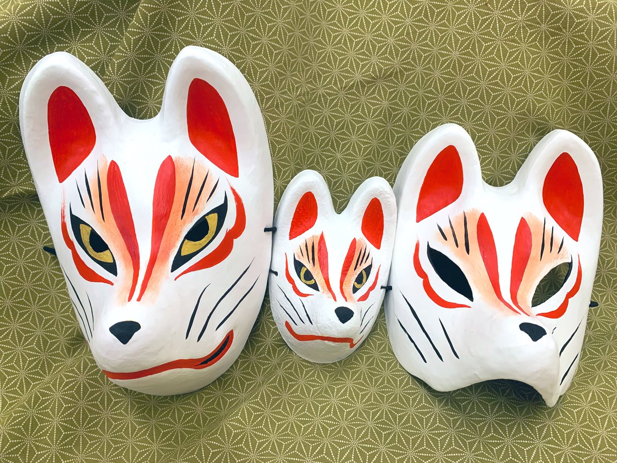 ojiyamawa's tweet photo. コンにちは 王子ヤマワ営業中
秋津屋 @amazkizne さんよりお狐達が当店に戻って参りました。
本日は当店のみでお預かりさせて頂いている
🏮王子狐の行列🏮にて王子の街に多数出現する #狐メイク を模した彩りを携えた
「王子面」のみをご紹介。
画像順に「仙狐面・飾り仙狐面・仙狐半面」
#張子面 #狐 https://t.co/OrYz4nSH8P