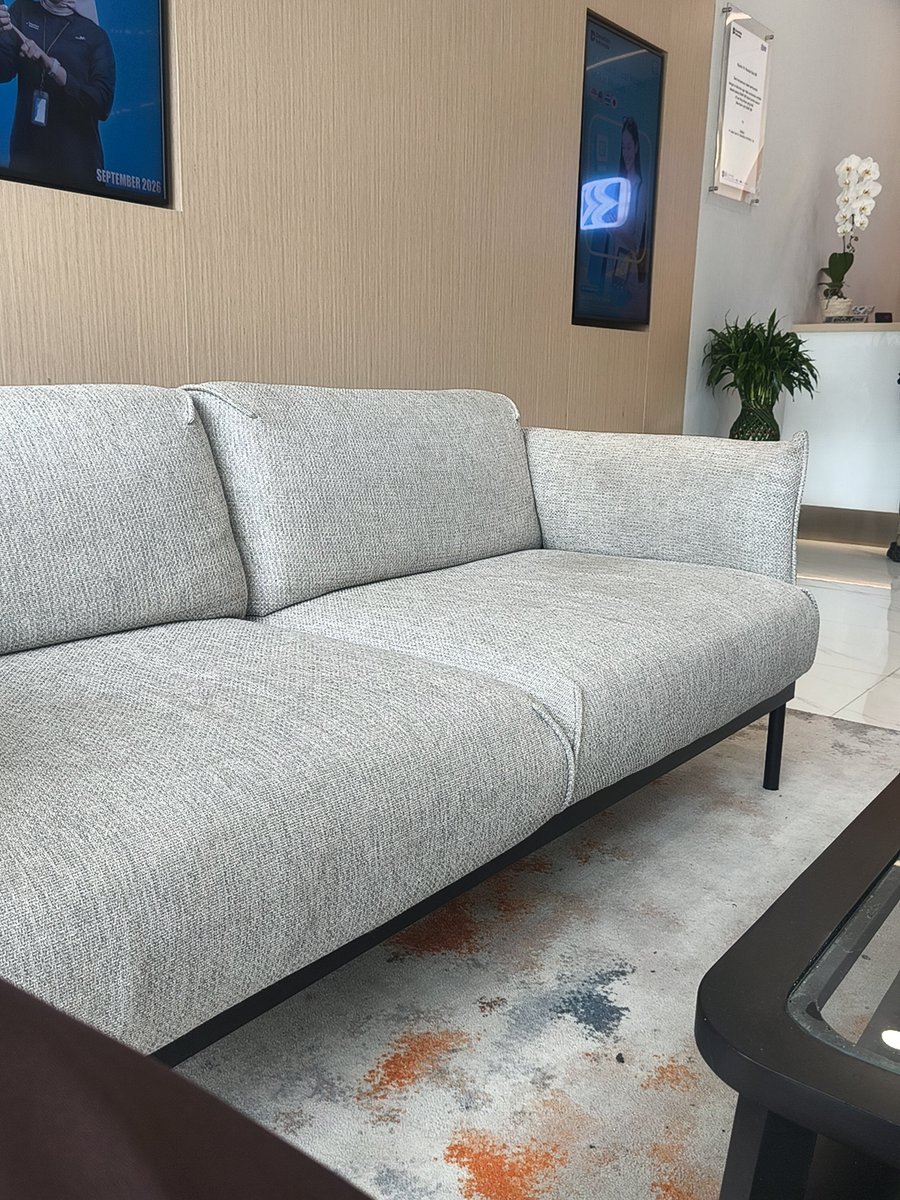 dkrats1802's tweet photo. Inner thought: pengen tidur skrg juga plis itu udh dipanggil ama sofa https://t.co/wfZyBDPbBb