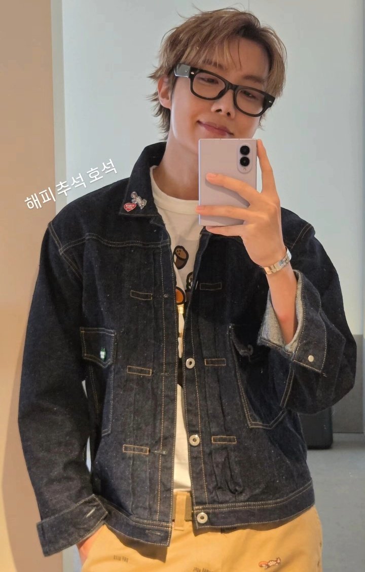 Taevimyloml's tweet photo. Hobi looking so effortlessly finee, pretty my god!😭❤️ https://t.co/VPmtPttjz3