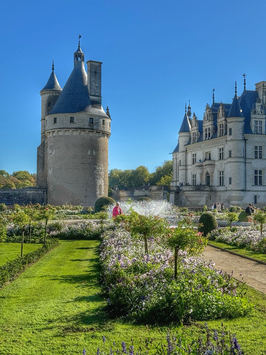 lifefrance's tweet photo. Daily #photooftheday from #France snapshot of the Chateau of Chenonceau, Loire Valley, this week... 😍
#thegoodlifefrance https://t.co/yaZwGEJtpr