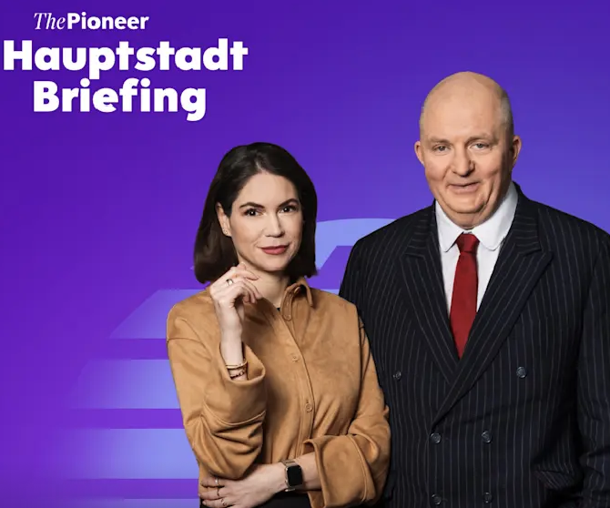 JTHADEUSZ's tweet photo. Rotes Rathaus, rote Linien: Nach dem Wahlsieg der Linken wird die Regierungsbildung in Berlin zur schwierigen Koalitionsfrage. Über mögliche Bündnisse diskutieren @K_Moessbauer und ich im Hauptstadt-Briefing auf @ThePioneerDe: https://t.co/XxdFTtJgmJ https://t.co/4oyPx6zoMr