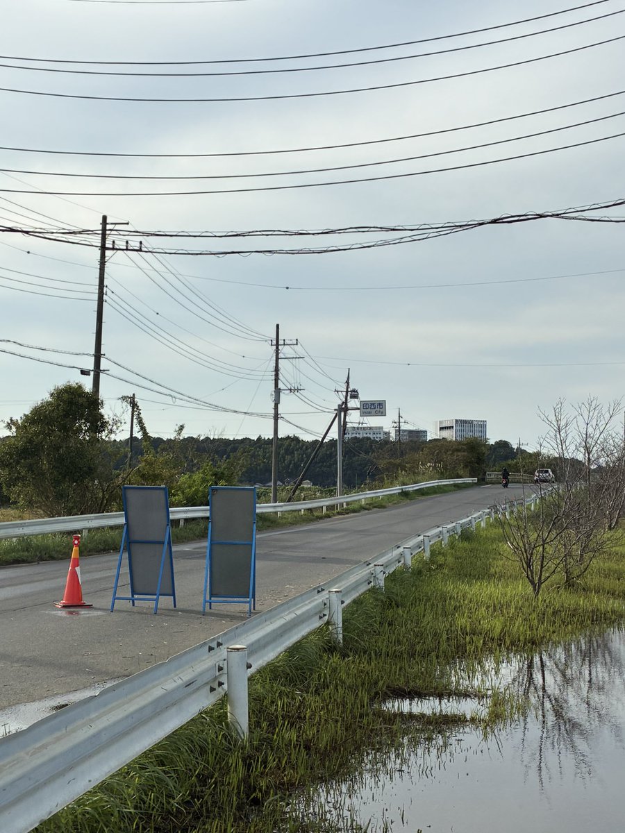 Fujishiro_1102's tweet photo. 市道山平線の中平橋(酒々井町との区境)ですが、通行再開となりました。ただし、被災車両が残っているため、交互通行となりますのでご注意下さい。

また、歩道は冠水が続いています。歩行者は車道通行になりますので、順大生の皆さんはじめ、ご通行の方はお気をつけ下さい。

ご迷惑をお掛けします。

#印西市
#酒々井町
#山平線
#中平橋
#通行再開
#交互通行