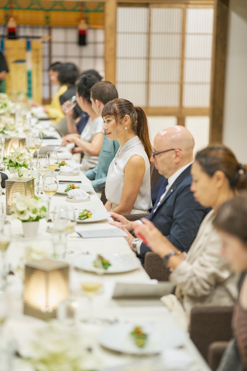 ARMANI_JAPAN's tweet photo. #ArmaniRistorante_Tokyo #GiorgioArmani
「#なら国際映画祭 2026」にて、映画、ファッション、食文化が交差する特別なディナーが開催されました──ディナーを楽しむゲストたち。映画祭特別顧問の俳優 #加藤雅也 さん、女優 #黒木瞳 さん、女優 #石塚日己 さん

https://t.co/TVCL8c2rgw https://t.co/45lH5SAk2E