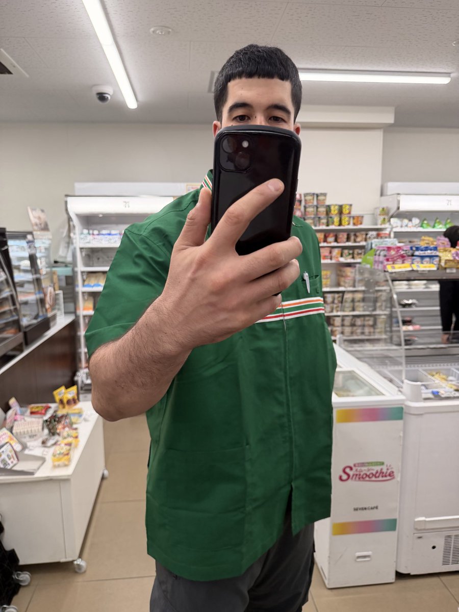 hotahotasa45085's tweet photo. セブン-イレブン 池袋本町店外国人店員の接客が最悪。呼び出しボタンを押しても来ず、「ちょっと待って」と命令口調。さらに客である私を撮影。写真も保存済みで、本部に正式に苦情を入れました https://t.co/7v8NRuiyKI