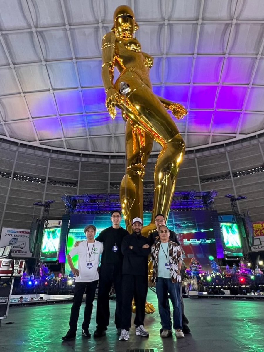 TheWeekndOnl's tweet photo. The Weeknd &amp; Hajime Sorayama in Belluna Dome 🇯🇵 https://t.co/jmoVSggOVB