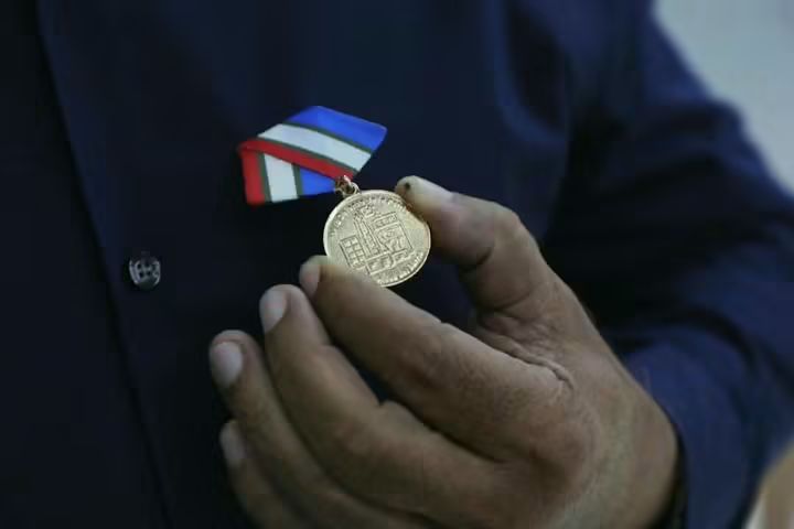 cdr_cuba's tweet photo. Previo a la conmemoración por los #66AñosCDR se reconoció en la capital cubana a cederistas y zonas destacadas de todo el país en el quehacer de la mayor organización de masas de #Cuba.🧵👇 https://t.co/SVtSpw9MvL