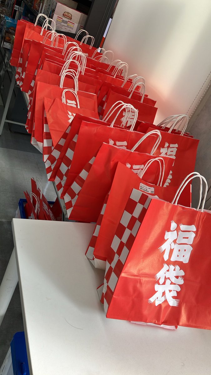 bookoffkaratsu's tweet photo. 感謝祭まで
あと1️⃣日‼️

ついに明日と明後日、
唐津店感謝祭🎂を開催いたします🎉

アニメグッズ福袋やヨーヨー釣りなどご用意しております😄

お誘い合わせの上、ご来店くださいませ✨
#ブックオフ唐津店
#感謝祭 https://t.co/eOLaxIfsZS