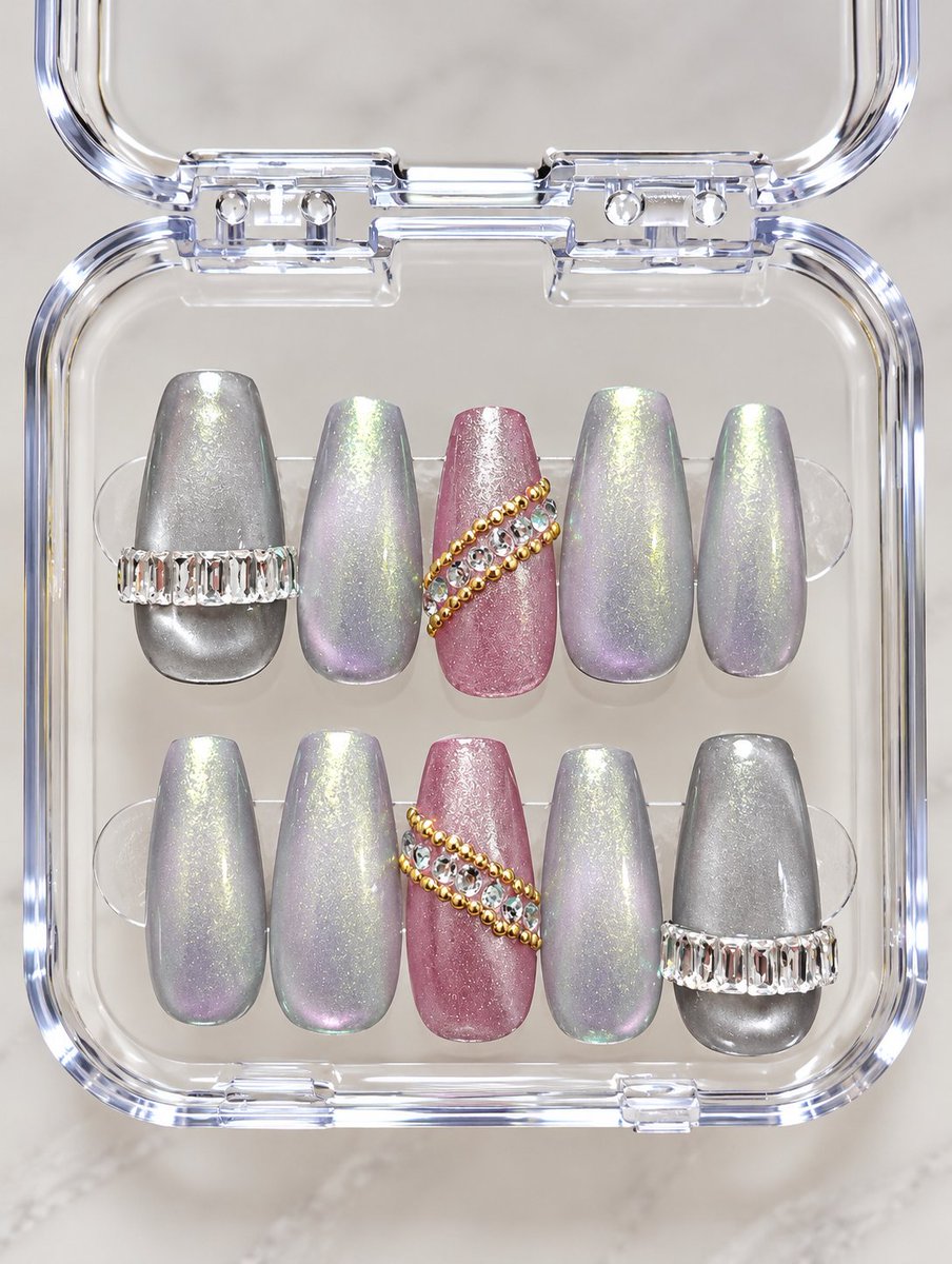 YURINAjz's tweet photo. 今回のネイルチップ💅🏻🩶🩷
シルキーグレーのマグにピンクを合わせて、ちょっとキラキラ多めに✨
作り終わって見てみたら「んー、なんか失敗した気がしなくもない…？」ってなってる😂
ひとつひとつは好きなんだけど、ちょっと盛りすぎたかな🤔
でもピンク×ゴールドの組み合わせは結構お気に入り。 https://t.co/40csrnuQy9