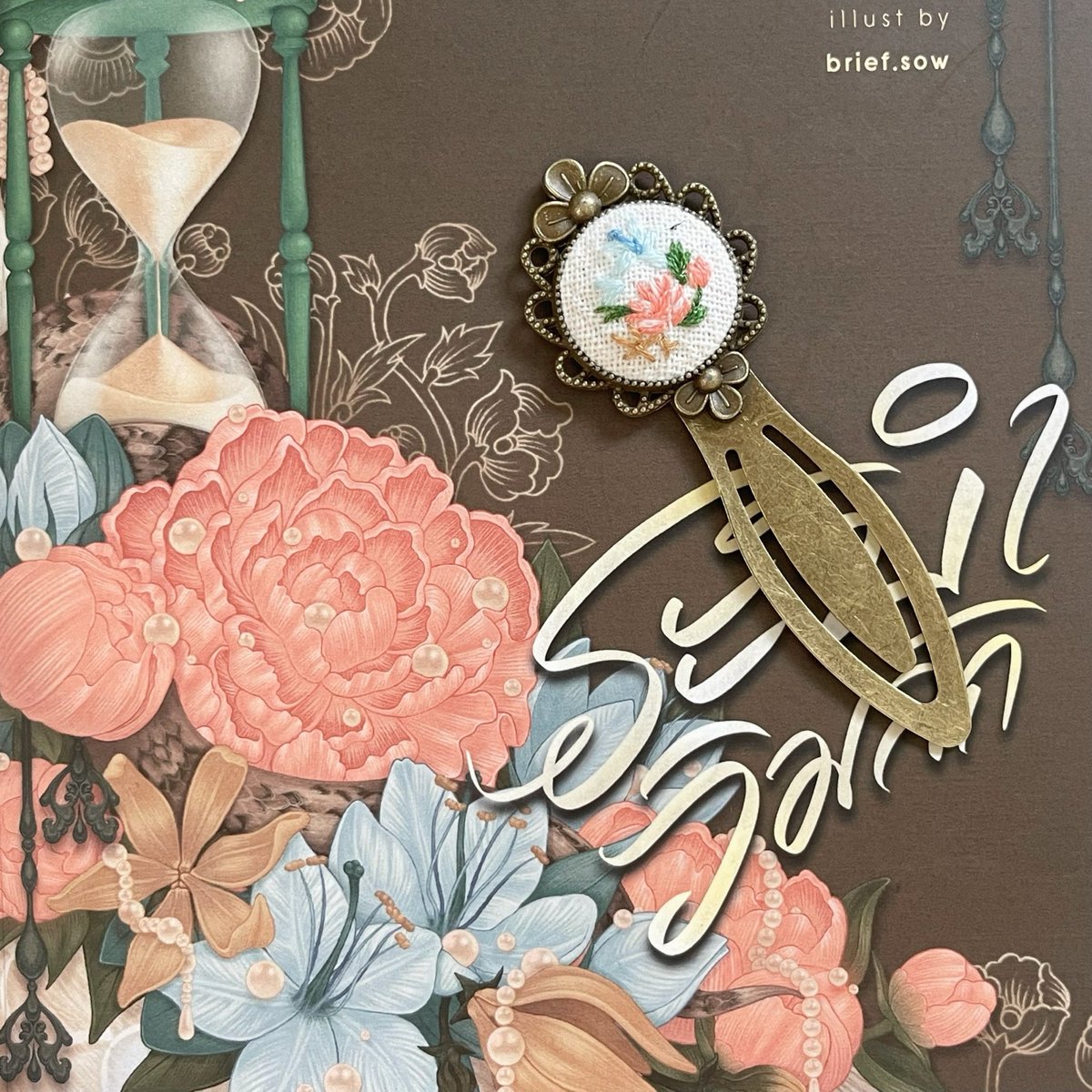 elle_preaw's tweet photo. แสนสวย หวานเจี๊ยบ หวานจ๋อย คุณนักอ่านที่ซื้อรูปเล่ม #ระบำวิมลัก หากสะดวก ขอเชิญแวะมารับที่คั่นงานปักรูปดอกไม้ปกฟรี ช่วงแจกลายเซ็น ในงานหนังสือ วันที่ 25 ตุลา เวลา 13:00 - 14:00 น. ที่บูธ ARNBOOK นะคะ ตั้งใจมาให้เลยค่ะ🥹🤍 https://t.co/QG1DEGkChJ