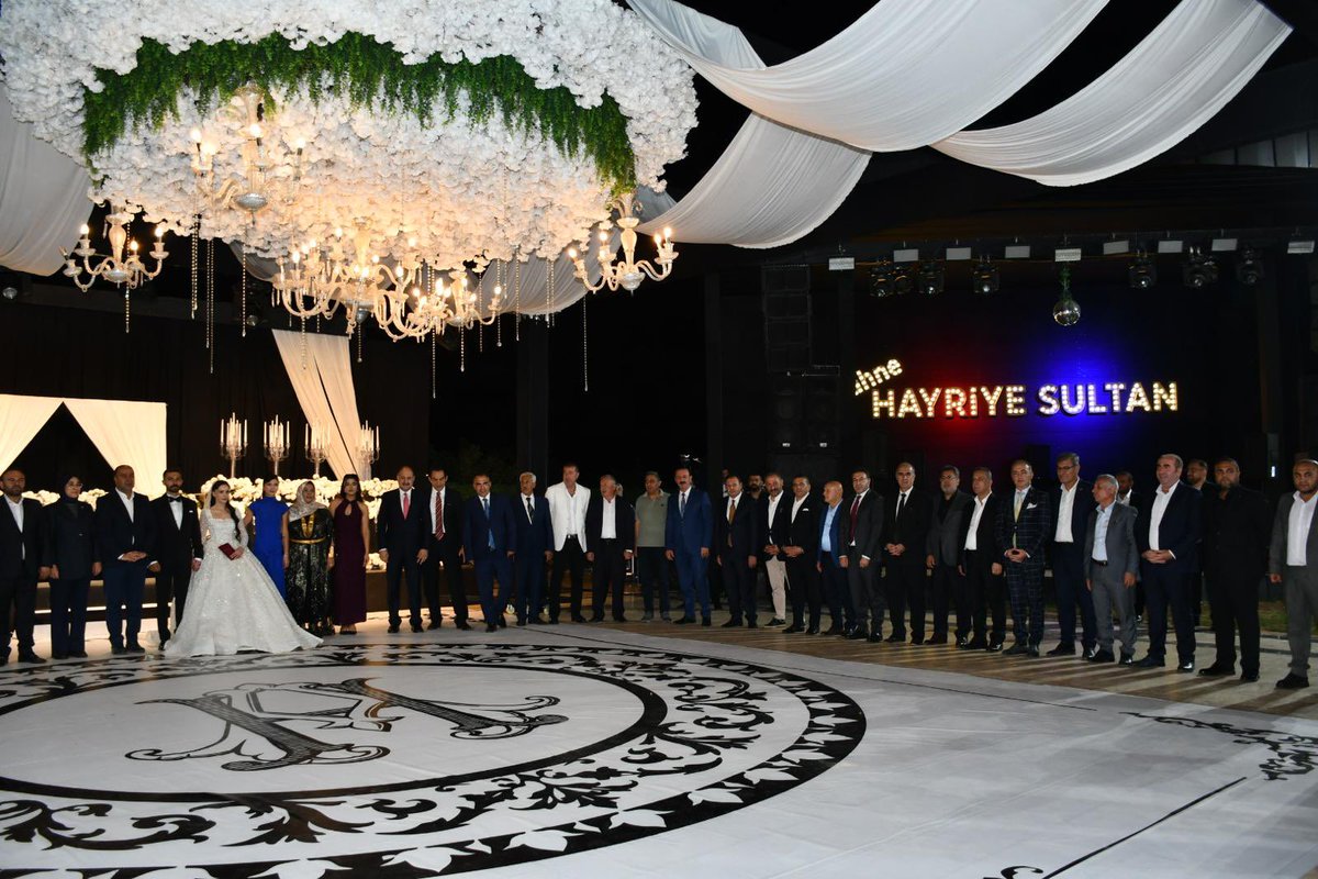 Malikurt14's tweet photo. 📍 Şanlıurfa

Önal ve Üstündağ ailelerinin bu mutlu gününe şahitlik ettik.

Partimize uzun yıllar emek ve hizmet veren, bugün de Karaköprü Belediye Meclis Üyemiz olarak görevini sürdüren kıymetli yol arkadaşımız Mustafa Önal’ın evladı Hamit ile Aleyna’nın mutluluklarına ortak olduk.

Genç çiftimize bir ömür boyu huzur, sağlık ve mutluluk; Önal ve Üstündağ ailelerine hayırlı olsun dileklerimi iletiyorum.

Rabbim yuvalarını sevgi, muhabbet ve bereketle daim eylesin. 
@mustafaonal63