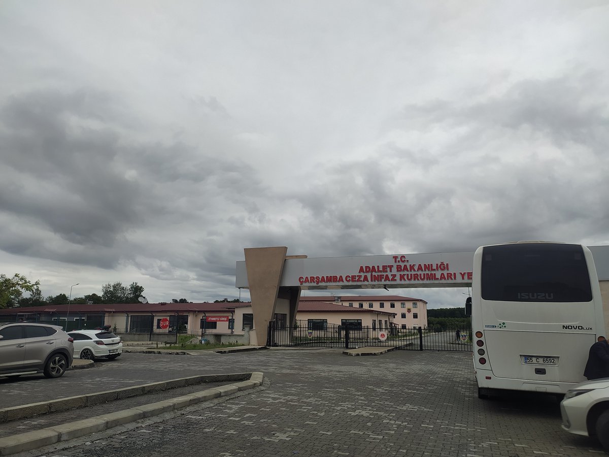 duygukilinc34's tweet photo. Samsun Çarşamba cezaevi önündeyiz. 
Göremeyeceğiz  hocamızı ancak bir nebze de olsa desteğimizi hissettirmeye geldik. Şu duvarların ardında olduğunu bilmek çok hüzünlendiriyor.
Tertemiz insanların parmaklıklar ardında olması zulmün katmerlenmesi demek.
Cesur, mert, aslan hocamın, vefakâr, cefakar, fedakar eşi...
Bir gün burdan alıp  gideceğiz inşallah.

#Unutturmayacağız