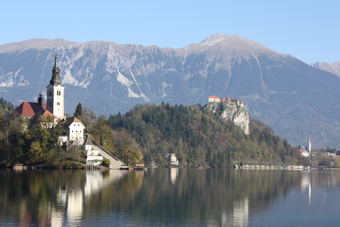 forcescarhire's tweet photo. @richmcurtis #GoodMorning - have a great #Thursday
Today's #TravelPhotography
#LakeBled #Slovenia
Car Hire - Made Easy
🖱️https://t.co/EVALqRvoyR
🇬🇧 Veteran Owned 🇬🇧
#travel #discounts #carhire #flights #ukairportparking #ssafa #blesma #forcescarhire #MHHSBD https://t.co/T5sIfHsOlr
