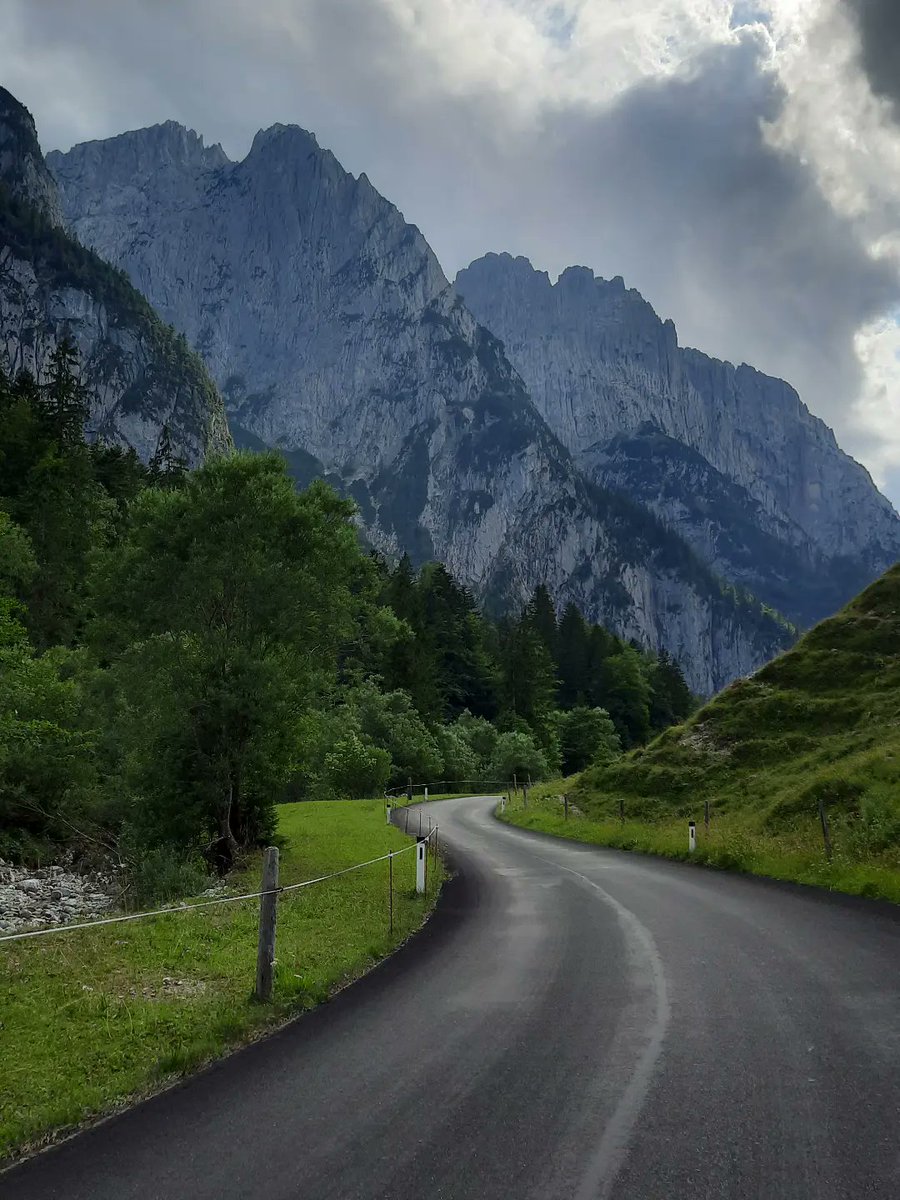 TanikaWinlye's tweet photo. Der Kaiserwinkl: eine atemberaubend reizvolle Region zwischen den Gipfeln des Kaisergebirges im Süden und den Chiemgauer Alpen im Norden. https://t.co/Dw5Hq3sW2r