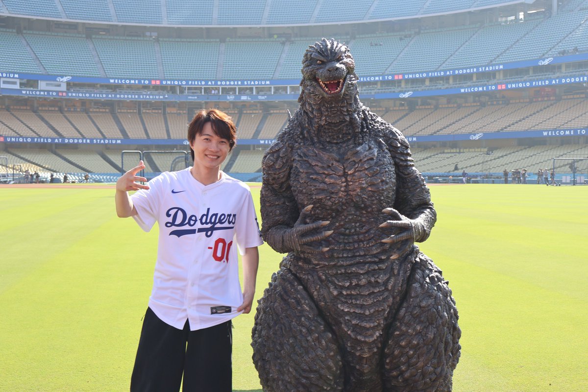 g_minus_zero's tweet photo. 『ゴジラ-0.0』公開記念試合
ロサンゼルス・ドジャース≪Godzilla Minus Zero Night≫の始球式に #神木隆之介 が登板！

身に纏うユニフォームは、
MLB 史上初となるマイナス表記となる、背番号【-0.0】

そして、始球式のキャッチャーは
“ゴジラ”級の右腕を持つ投手・ #山本由伸 選手。

神木さんが緊張の面持ちで放った渾身の1 球は、
ノーバウンドで山本選手のミットに収まり、
観客からは大きな拍手と歓声が巻き起こりました。

さらに急遽、プレイボールアナウンスという大役も務めることに。
「It’s time for Dodgers Baseball！！」と
流ちょうな英語を披露しました！

始球式を終えた神木さんは
「もう・・・本当に夢みたいです。現実感がないというか…。でも投げたボールは持っているっていう…。
一生の思い出です。もうこんな体験は人生でないですよね。幸せです。」とコメント。

試合終了後には 2,500 機のドローンを使用した約 9 分間のドローンショーが行われ、
第1作『ゴジラ』から最新作『ゴジラ-0.0』までの
歴代ゴジラの歩みが夜空に美しく映し出されました。

11月3日(火・祝)日本公開
#ゴジラマイナスゼロ
