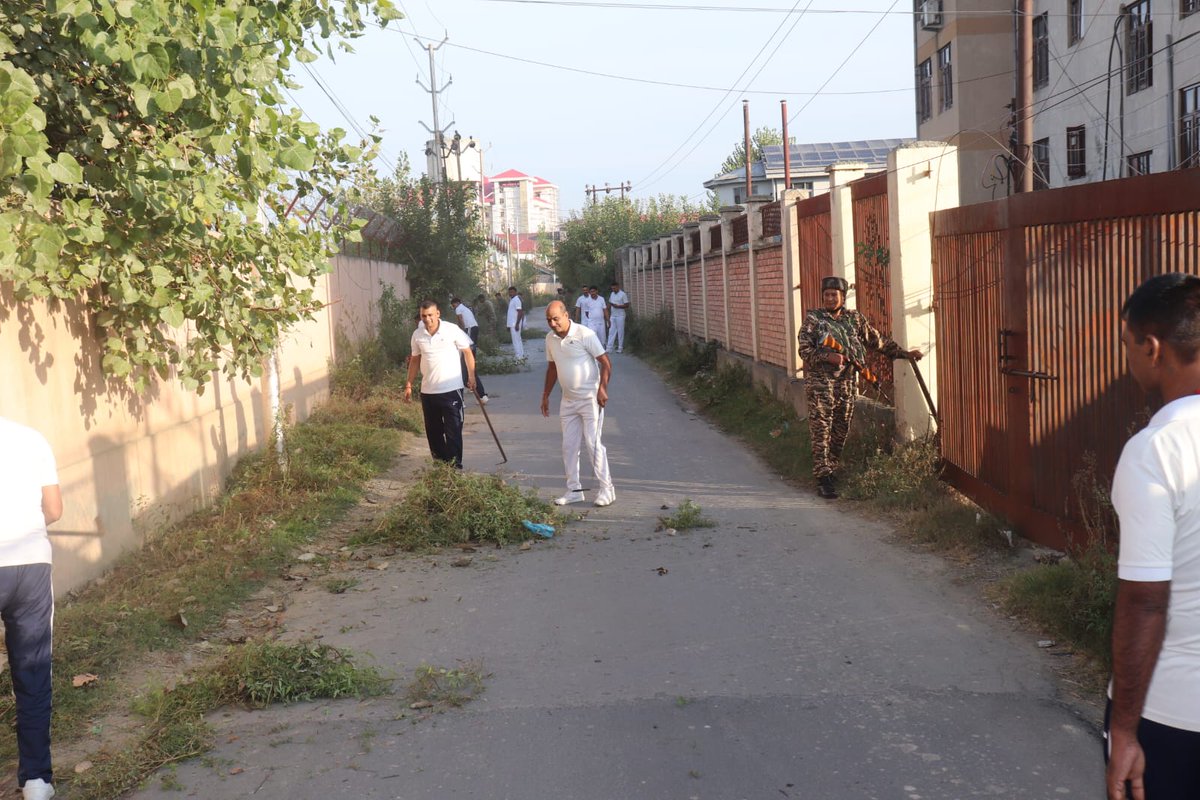 28bnCrpf's tweet photo. On  25/09/2026 this unit conducted Safai Abhiyan under the Swachhata Hi Seva 2026 Campaign at Govt. Polytechnic for Women, Srinagar.. #SHS2026 #SwachhataHiSeva2026
@SwachhBharatGov

@SwachhBharat

@MoHUA_India

@MOJSDDWS https://t.co/YINye3rKkD