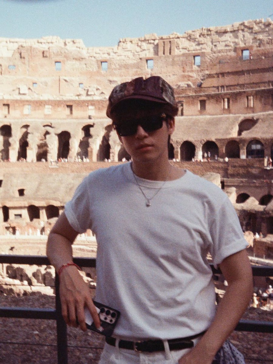 breakthedayaway's tweet photo. สกายลงแล้ว รูปที่ Colosseum จากกล้องฟิล์ม ครับ เขาผลัดกันถ่ายให้กันจริง ๆ (เลยขออนุญาตลงเบื้องหลัง zoom x9 จาก iPhone 15 จากอีกฝั่งของ Arena) ฮือออ https://t.co/9z09Ky8Qgv