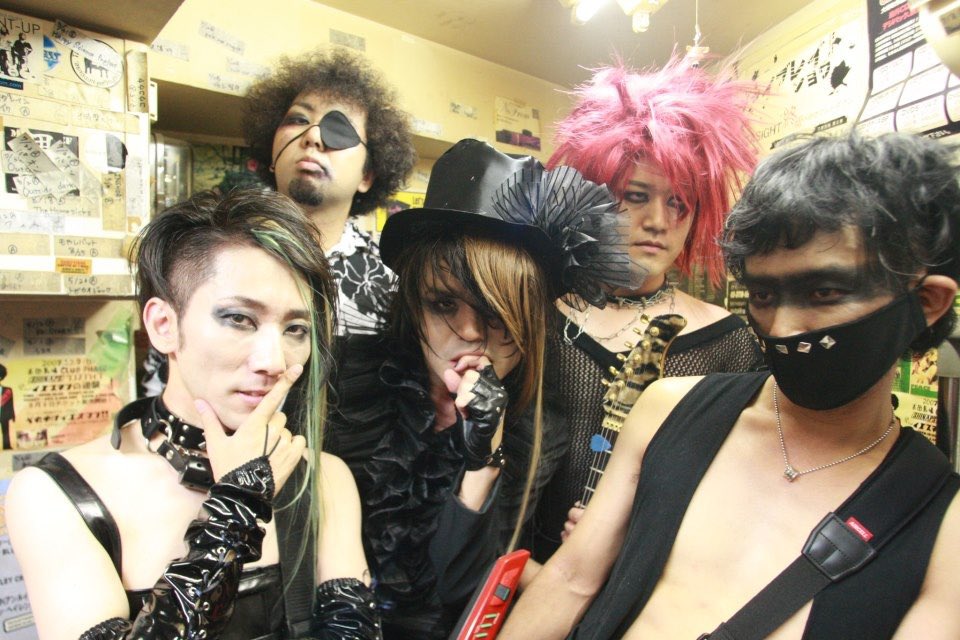 Mr_tsubaking's tweet photo. NONSTYLE石田さんのYouTubeで、アンタッチャブルの柴田さんが、「1万人の前で、ふんどし姿になった」ことをターニングポイントとして話してた。

僕は下位互換(というか、互換ということさえ憚られる)だけど、あるユニットからのオファーで

「ビジュアル系の格好して、ふんどしで、和太鼓を叩いて(しかも、ガチではなくマイム)」というオファーに応えたのがターニングポイントになった。

お客さんは70〜100人くらいだった。

もう、何やってもいいと思えた。

2度とやらないけど。