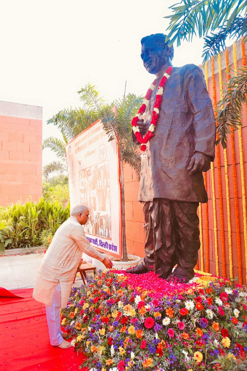 shivprakashbjp's tweet photo. एकात्म मानव दर्शन और अंत्योदय(गरीब कल्याण) के प्रणेता पंडित दीनदयाल उपाध्याय जी की जयंती पर उनको अपनी पुष्पांजलि अर्पित करते हुए । https://t.co/7JQhqmbiKv