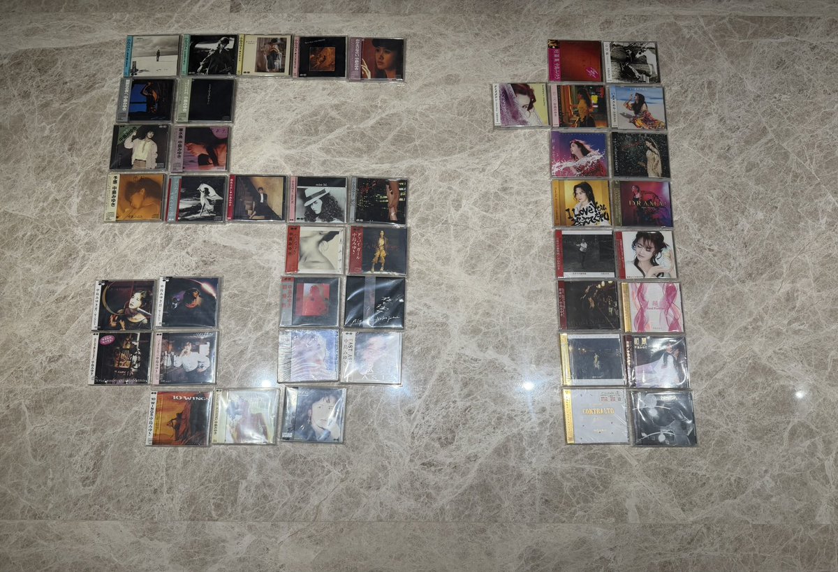 MissMzdmx's tweet photo. 本来は明日、みゆきさんのアルバム全44枚の初回版CDを一枚ずつ皆さんに紹介する予定でした。ですが今日はちょうどみゆきさんのデビュー51周年記念日なので、CDを並べて「51」の形を作り、改めてこの記念すべき日をお祝いしたいと思います✨✨✨
#中島みゆき https://t.co/3WzfKVEYeq