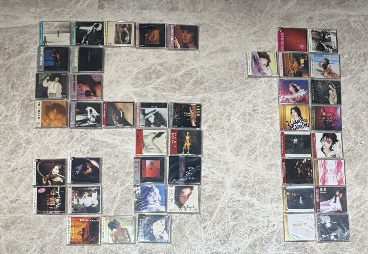 MissMzdmx's tweet photo. 本来は明日、みゆきさんのアルバム全44枚の初回版CDを一枚ずつ皆さんに紹介する予定でした。ですが今日はちょうどみゆきさんのデビュー51周年記念日なので、CDを並べて「51」の形を作り、改めてこの記念すべき日をお祝いしたいと思います✨✨✨
#中島みゆき https://t.co/3WzfKVEYeq