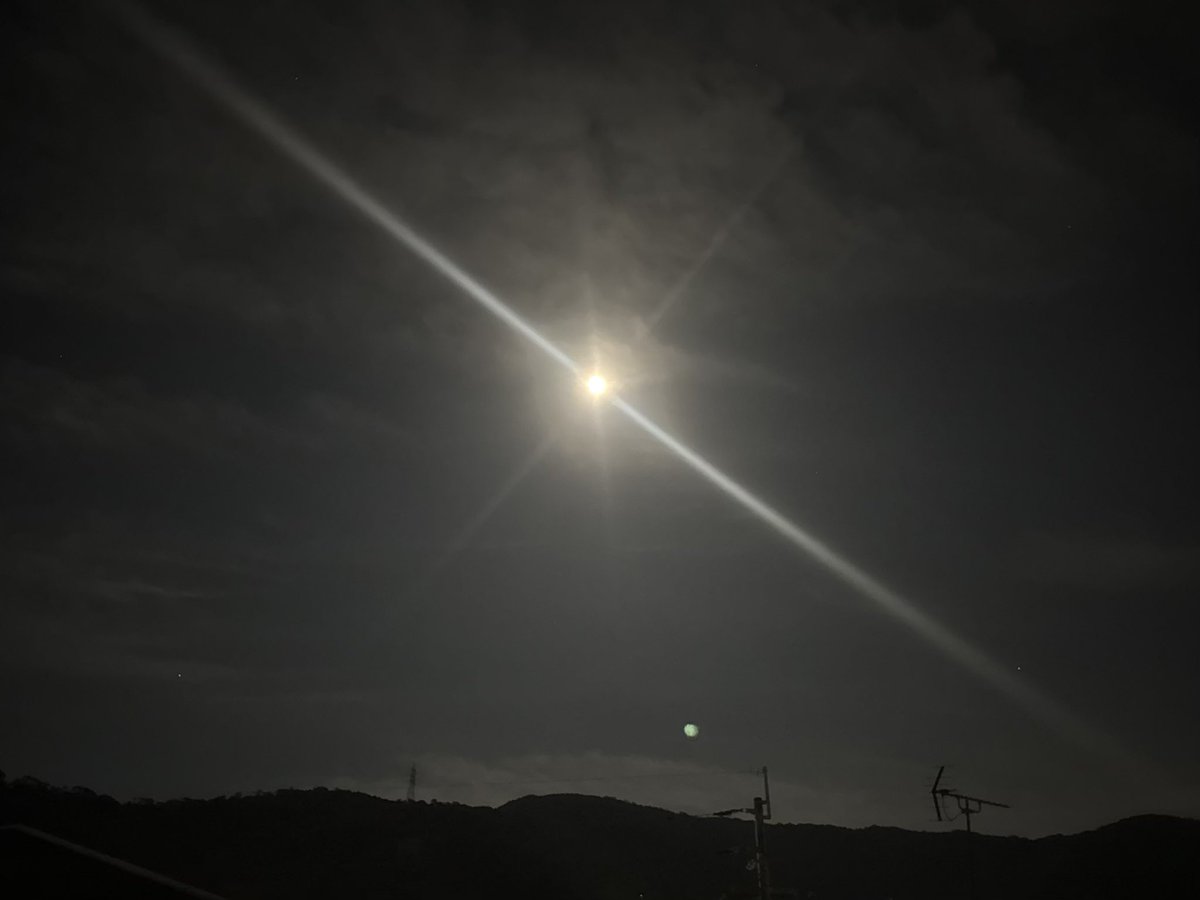 Moon2596834679's tweet photo. 今日は中秋の名月🌾

眩しいほど輝くお月さま🌕𓂃٭うっとり https://t.co/Ow2qu3EwgQ