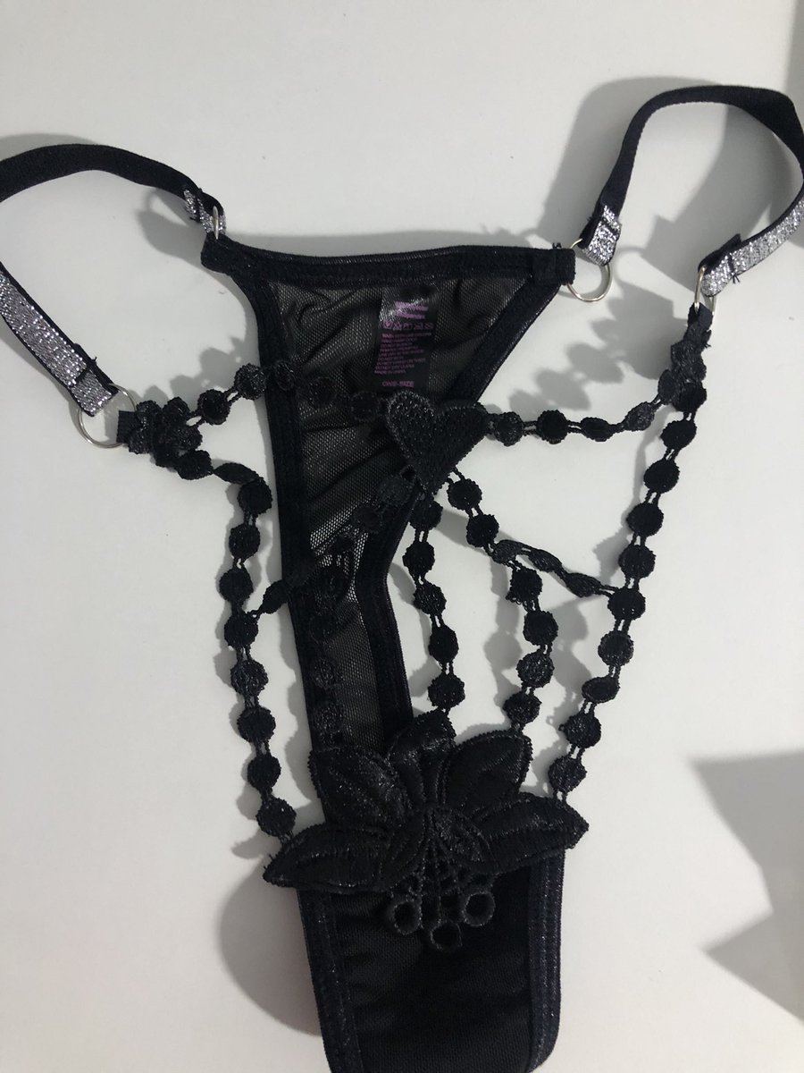 fangsmkuz's tweet photo. Which one should I wear tonight?🍒 https://t.co/7UtrVCZOlX