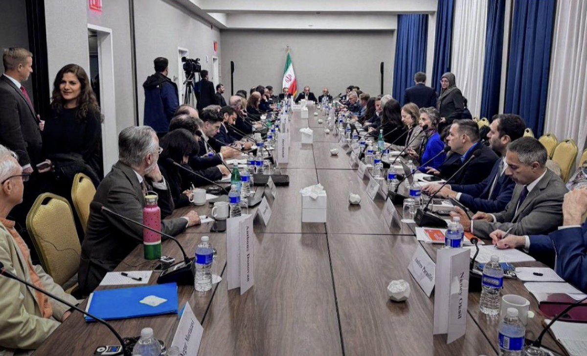 HosseiniRouzbeh's tweet photo. چهره‌ها و نام‌های آشنا و دشمنان پهلوی و آزادی ملت ایران که با پزشکیان صبح پنجشنبه در محل اقامت هیات جمهوری اسلامی در نیویورک، دیدار کردند. 

تریتا پارسی، نگار مرتضوی، فرناز فصیحی، رابرت مالی، باربرا اسلاوین و مدیا بنجامین (موسس کد پینک). https://t.co/v3XqnLVzVP