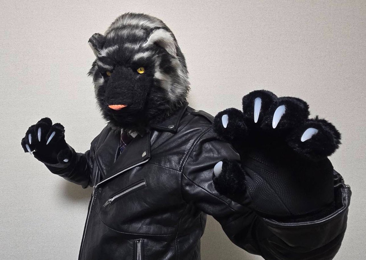 toyotyuu's tweet photo. Claws
#FursuitFriday 
#竹に黒虎 https://t.co/ebnjbNmDyX