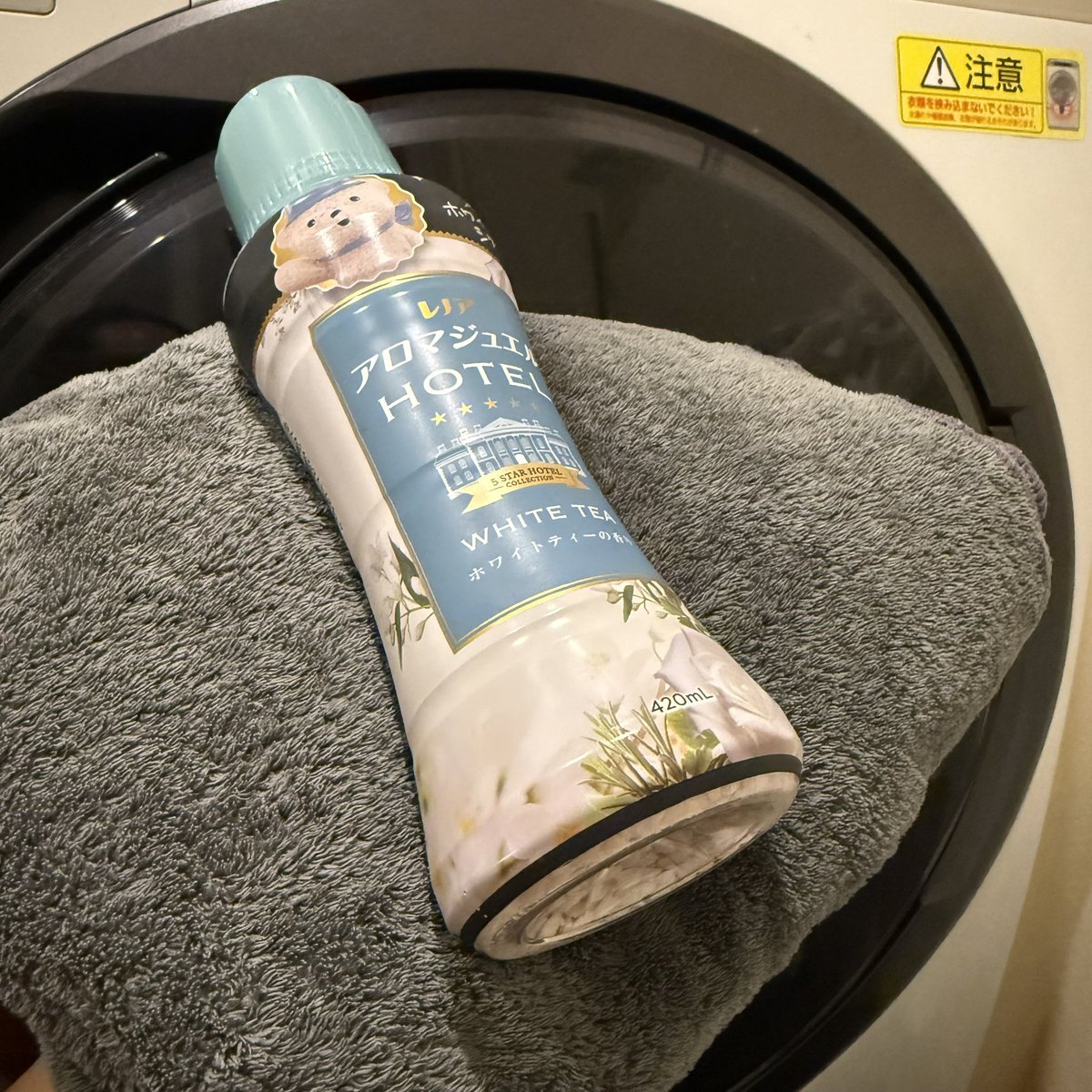 mochachan_pu's tweet photo. レノア
アロマジュエル ホワイトティー🤍

柔軟剤より上質で、香水より優しく香る💕

お気に入りの洋服や寝具、枕カバーまで、洗うたびにふわっといい香りに✨
ホワイトティーは、5つ星ホテルのロビーの香りが、柔軟剤と比べて長続き*する香り。

爽やかで清潔感のあるホワイトティーに、上品なホワイトムスクが重なった、心地よく落ち着く香りがお気に入り♡

実際に使ってみると、洗濯物を取り込むときや、寝具に顔をうずめたときにふわっと香り、毎日の洗濯がちょっと楽しみに🫶🏻

柔軟剤と一緒に使えるので、組み合わせて自分だけのオリジナルの香りを楽しめるのも嬉しい！

使い方は簡単で、洗濯のはじめに洗濯槽の中の衣類の上へ直接入れるだけ。
縦型・ドラム式どちらでも使えるので取り入れやすい♡

さらに、柔軟剤に比べて超吸水*なのも嬉しいところ。
汗ムレが気になるインナーをさらさらに、ドライヤー時間の短縮にも✨

毎日の洗濯を、香りまで楽しみたい人におすすめ🤍

「ホワイトティー」
5つ星ホテルのロビーの香りが、柔軟剤と比べて長続き*
*P＆G柔軟剤比。

柔軟剤より上質で、香水より優しく香る。

#PR #レノア #レノアアロマジュエル