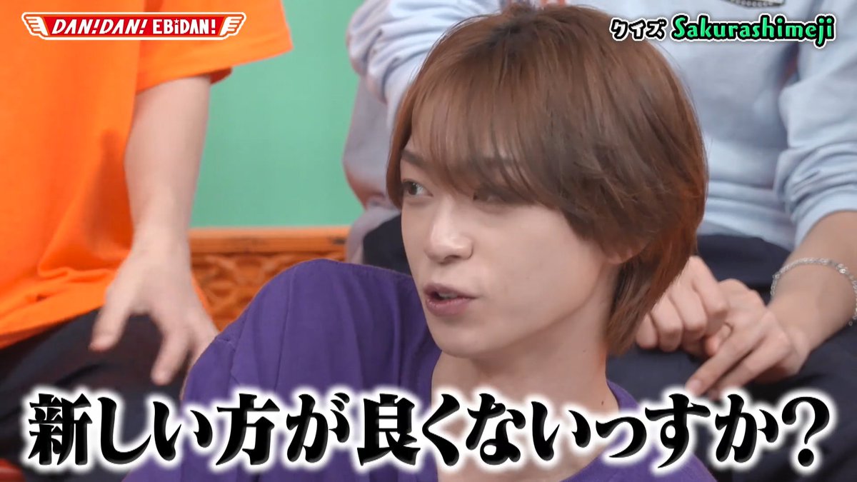 OptfSvooz's tweet photo. 田中雅功が後輩にいじられてもニコニコ、むしろ援護射撃してたのに、ヴィンテージギターを「新しい方が良くないっすか？」って言われたら席立ってまで詰めにいくの髙田彪我でよい https://t.co/1M9FfffZI4