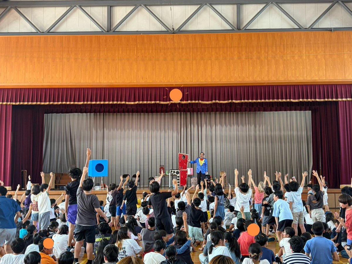 jaspertakiguchi's tweet photo. 【兵庫県淡路市】小学校・出張マジックショー&amp;イリュージョン

今回、久しぶりのイリュージョンです🎶

約400名の歓声は、大迫力‼️

元気で、ノリの良いこども達で、すっごく盛り上がりました✨️

役員の皆様や、職員の方にも至れり尽くせりして頂きとても助かりました

皆様、有り難うございました https://t.co/Akn3jwSWvS