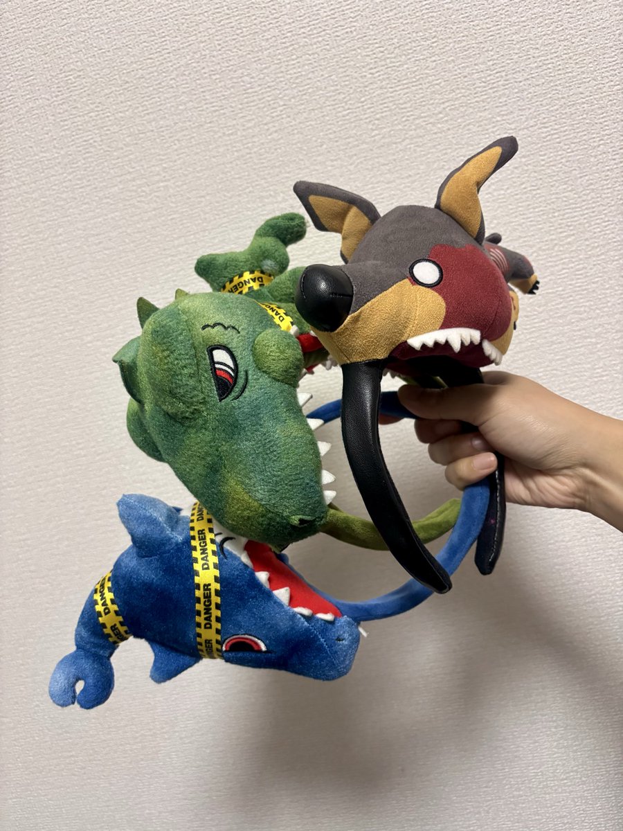hamikumatamao's tweet photo. 人喰い三兄弟（姉妹？）
インパする度に増えてしまう
カチューシャ😂
脳天ガブリされるの好きなのかも…
#USJ_Official 
#ユニバ
#カチューシャ https://t.co/J5PMYRl1Gh