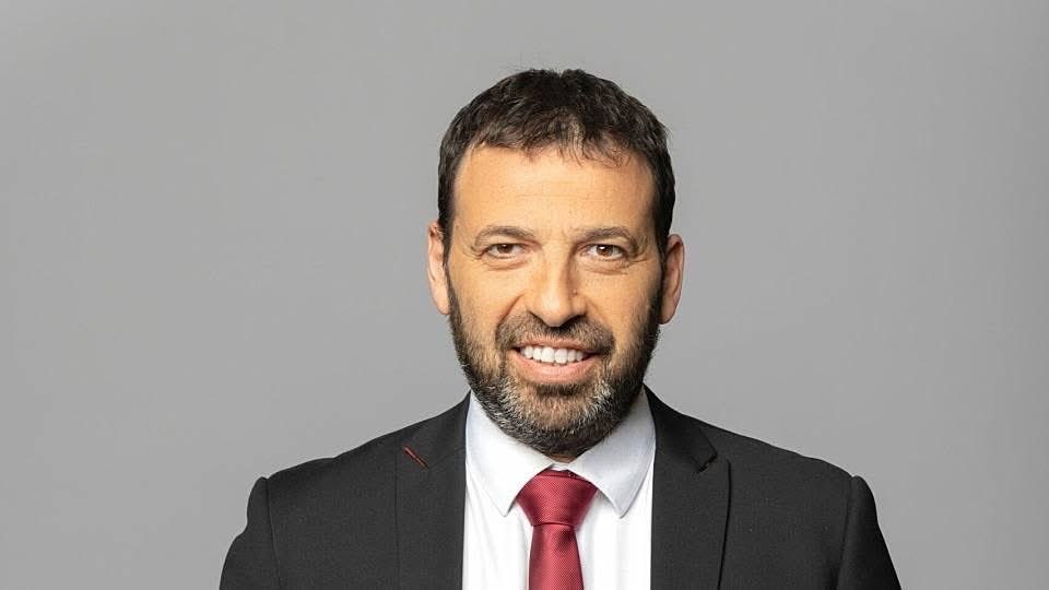 LazarFibich's tweet photo. Shay Beja

חידה לשבת: מי הדמויות שלפניכם, מה הקשר ביניהם, ומה המשמעות מרחיקת הלכת של הדברים 🤔?

את רביב דרוקר כולם מכירים. עיתונאי ותיק שבנה לעצמו מוניטין כמבקר חריף של נתניהו. האמנם 🫣? כאשר פורסמו מסמכי רייבן שמעלים חשדות כבדים שקטאר העבירה מיליוני דולרים לנתניהו כדי לתמוך בקמפיין הבחירות שלו, דרוקר מיהר לקבור את הנושא הנפיץ ביותר והמסוכן ביותר עבור שלטונו של ביבי, וקבע שמדובר במסמכים מזויפים. 

בכיר המוסד אודי לוי דיבר על כך רבות, וסיפר שמיד אחרי הפרסומים, הופצו במקביל מסמכים מזויפים. לוי, שמתנחה בנושא, אמר שזו טכניקה מוכרת של ארגוני פשע כדי לדלל את המידע המפליל נגדם ולהטיל ספק במהימנותם. הוא טען שלא נערכה שום חקירה או בדיקה רצינית לבחינת החשדות, למרות שיש אמצעים רבים לבירור האמת. כמו בפרשות קטארגייט גורמי האכיפה חששו לגעת בזה מסיבות מובנות.

יש להדגיש שמסמכי רייבן סיבכו הרבה מאוד גורמים בעולם, ומקורם בפריצת מידע שהוזמנה על ידי האמריויות. 

הדמות מימין הוא ג'יי פוטליק, לוביסט קטארי רב פעלים, ודמות מפתח בפרשות קטארגייט. נזכיר שפוטליק היה אמור לתת עדות מפתח מפלילה, שקושרת ומחברת בין הסוכנים הישראליים שגויסו לטובת קטאר, אך זו בוטלה על ידי משרד המשפטים של ארה"ב מבלי לתת הסבר ומבלי לקבוע מועד חליפי.

במאמר שפורסם היום בעיתון "הארץ" גידי וייץ מספר שרביב דרוקר הוא חבר קרוב של פוטליק 🫣😮...

אני מעולם לא שמעתי שדרוקר מסר גילוי נאות בנושא, כפי שמתחייב. אני לא טוען חלילה שמדובר ב"ידידות" מהסוג של חיים לוינסון וישראל איינהורן, שבסוף התבררה כידידות מאוד משתלמת כלכלית, שגם גרמה לפיטוריו מעיתון "הארץ", אבל מדובר במידע קריטי שלא הובא לידיעת הציבור, בוודאי לא באופן כזה שעוקב סביר של דרוקר מודע לדברים. 

ושאלה נוספת: כמה עיתונאים ידעו על החברות המופלאה בין דרעקר לפוטליק ושתקו 🤔?

אשאיר לכם את הסקת המסקנות, כפי שאתם מבינים. אצרף בתגובות מידע נוסף.
@BejaShay
