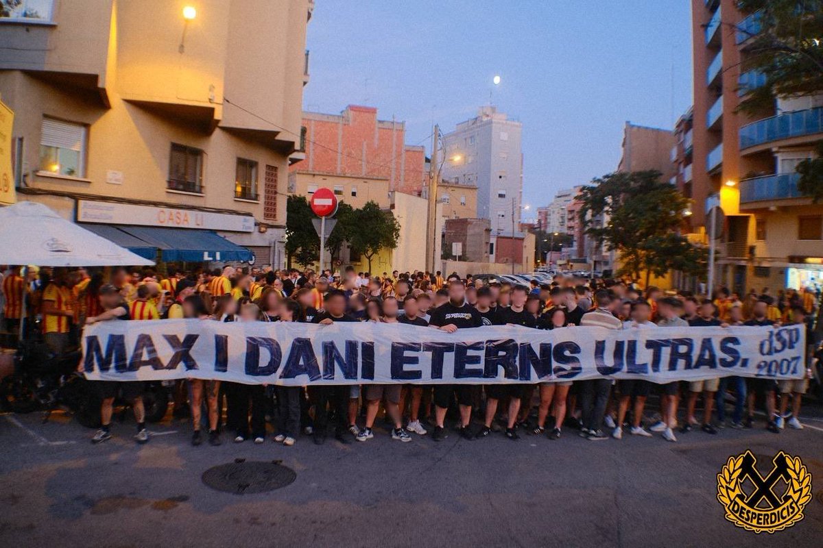 Desperdicis's tweet photo. A la prèvia, pancarta en record de Max i Dani, ultres del FC Augsburg, van morir tràgicament en un accident de trànsit el 24/09/2015.

Max i Dani viuran sempre entre tots aquells que freqüentem darrere les porteries.

SEMPRE ULTRAS, SEMPRE SANT ANDREU. https://t.co/Lr5S25gaeC