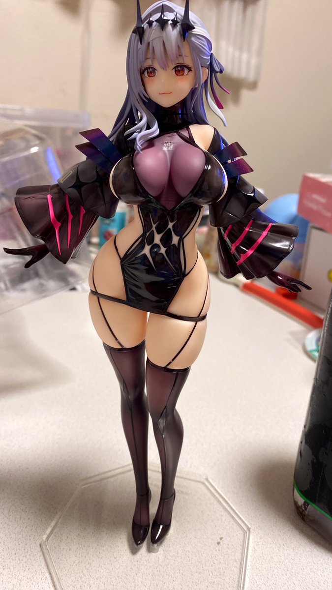 arumion's tweet photo. 旦那がモダニアフィギュア届いた。ペットボトルよりでかい。箱もでかい。
 #NIKKE
 #モダニア https://t.co/vSzW4V1Eqw