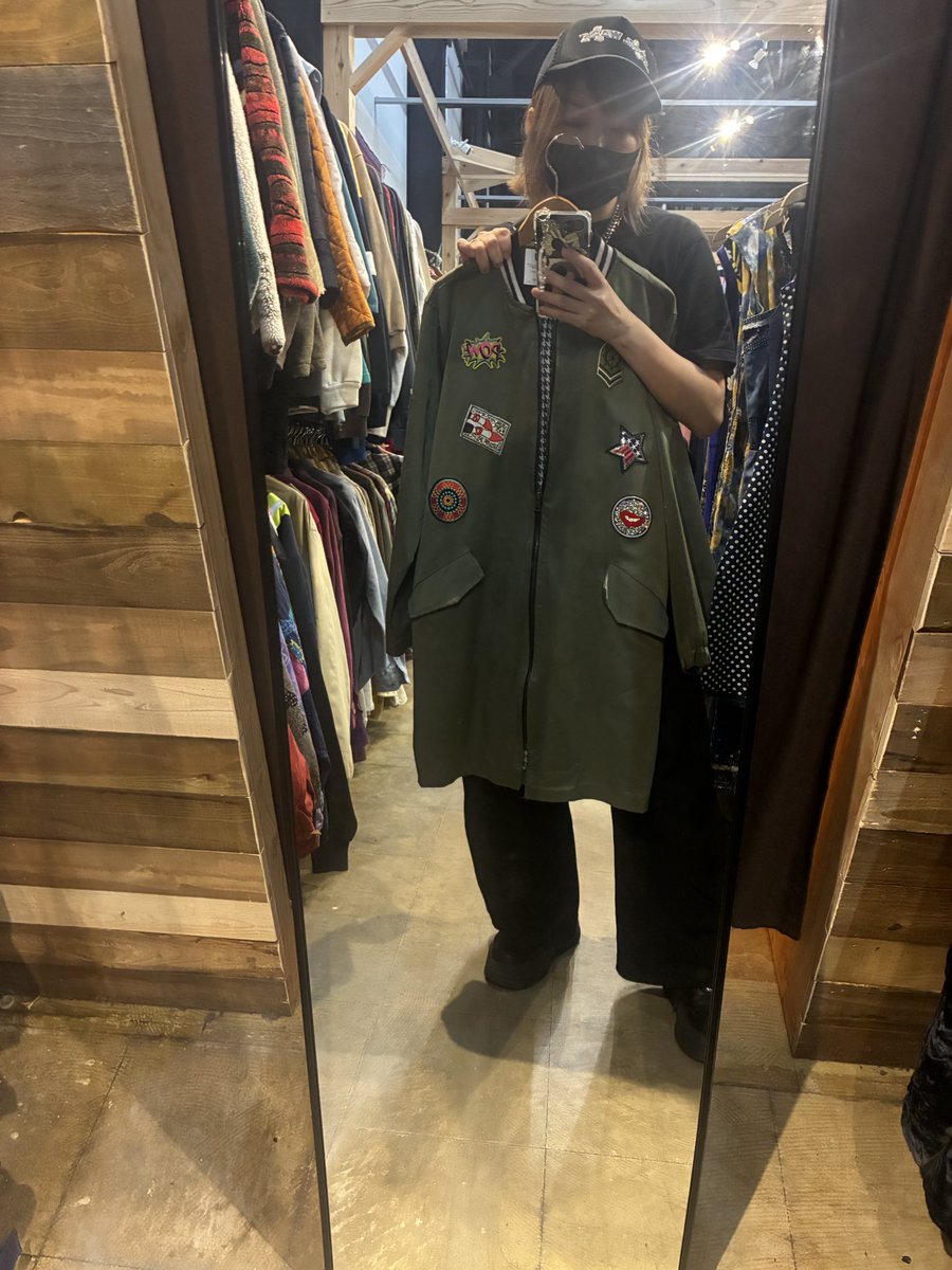aka10rot22's tweet photo. 仕事終わりに急遽思い立って古着屋へ。
閉店間際だけど、ディグってノーマンロックウェルゲット。
シャツはTシャツにレイヤードしよっ。
もう一個は買わなかったけど迷ったアウター。 https://t.co/3Wc55caezK