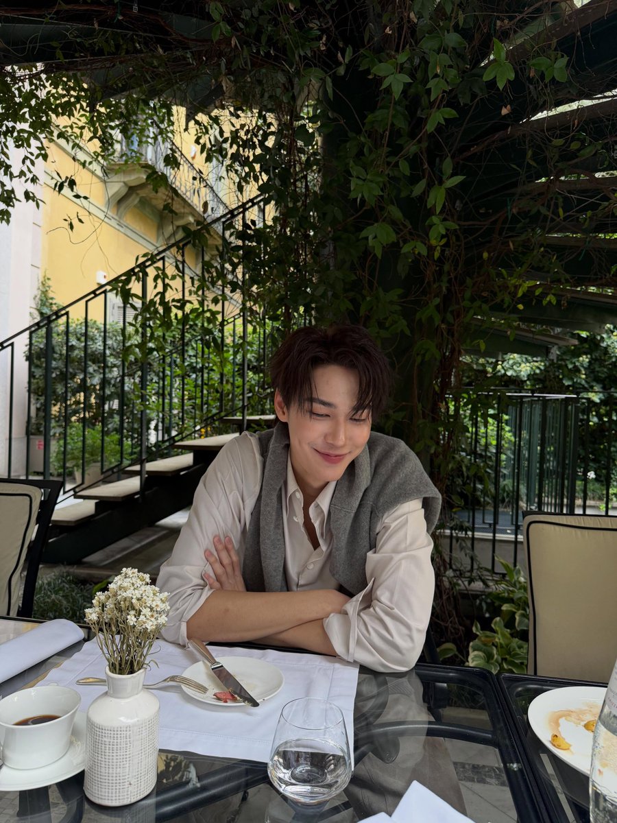 juztyaum's tweet photo. มิลานน่ารักง่ะ ㅠㅠㅠ 

#BottegaVeneta 
#BottegaVenetaXDew #BottegaVenetaSummer2027 https://t.co/QAywpoxcS5
