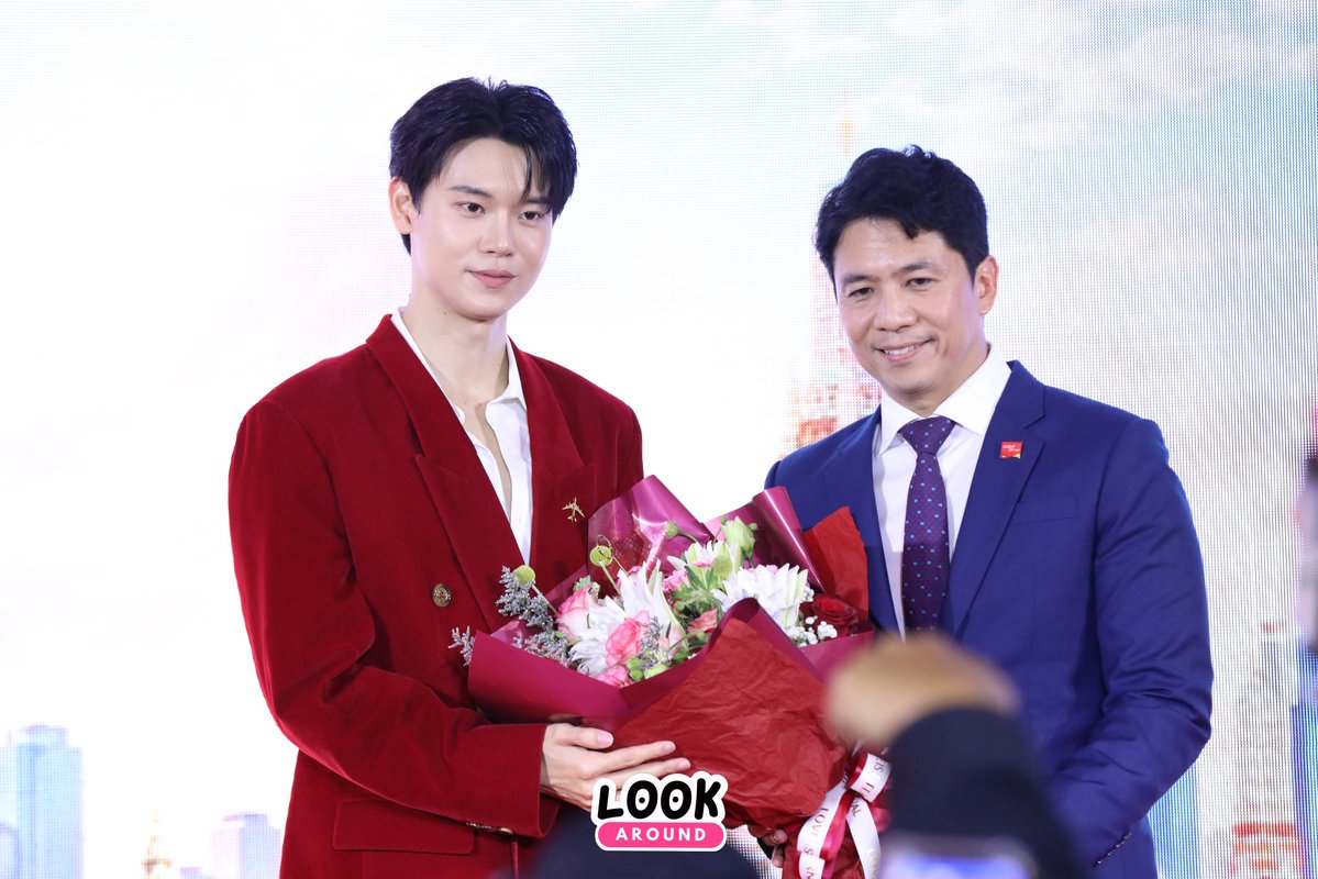 LookAround_TH's tweet photo. “หยิ่น อานันท์” ร่วมถ่ายภาพกับผู้บริหารในงาน “Vietjet Thailand 10th Anniversary” 🛫❤️✨

YIN ANAN X VIETJET TH
#Vietjet10thannixYin
#yinyin_anw
#Vietjet10thBoeing
#Vietjet10thAnniversary https://t.co/6PNnBhS8RI