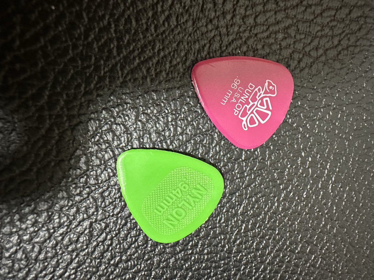 sanoutomoya's tweet photo. キャリア？25年？にして
ピック引き比べ。

今まで一貫して使用者皆無の緑NYLON.94mm。
だって癖になってるんだもの。

結果、やっぱりの緑と
デルリンの.96mmが今はfit。

ピック変えるだけでTONE諸々全然違う。
機材変えるより非常にコスパ良い、気分転換。 https://t.co/BW08GCgSs1