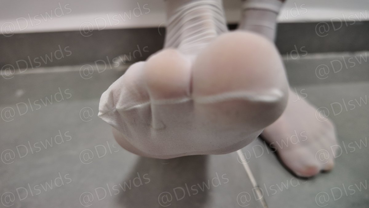 Dlswds's tweet photo. 新的一天

#丝袜 #男大 #男丝 #短丝 #短丝袜 #白丝 #男丝袜 #直男 #sheer #socks #sheersocks https://t.co/w5VDs4Xd1z