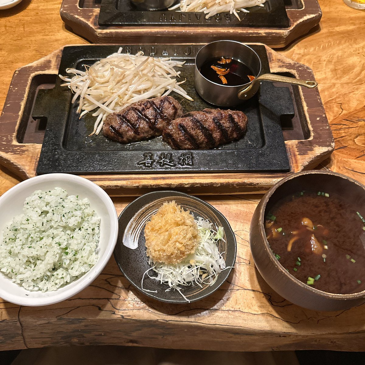 117melody's tweet photo. 久しぶりの菩提樹ランチ
値上がりしてた😭けどやっぱり青じそごはんと肉々しいハンバーグおいしい
ごはん、赤だし、キャベツは食べ放題で後楽園で落ち着いて食べられるのも良い
文京区PayPay商品券対象店だから消費に困った時に激おすすめ https://t.co/Cv7WEDlNtv