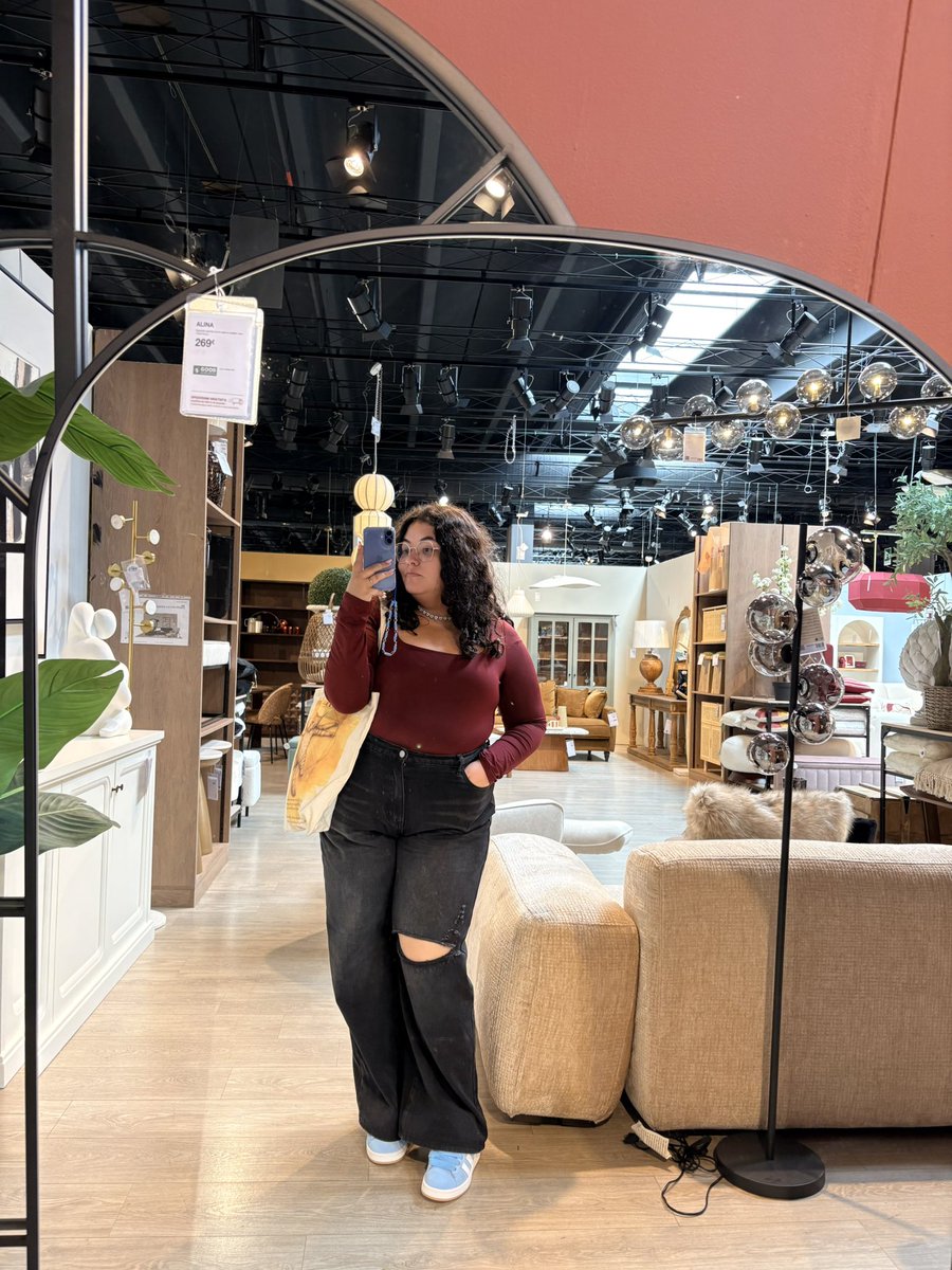 rxamoxna's tweet photo. Io che non faccio assolutamente niente da Maisons Du Monde:

(Belli gli specchi eh) https://t.co/cr8AI3MZcN