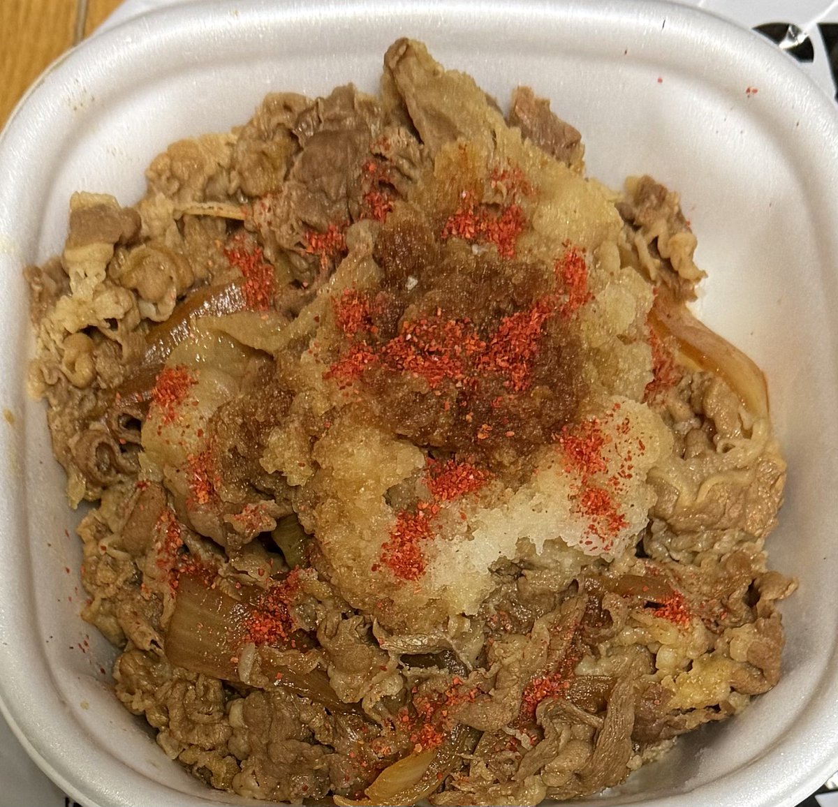 kouFire2468's tweet photo. 今晩はすき家のおろしポン酢牛丼〜\( ˆoˆ )/
ちょっと一味を振り過ぎたかもw
#すき家 #おろしポン酢牛丼 https://t.co/caakNEvBzX