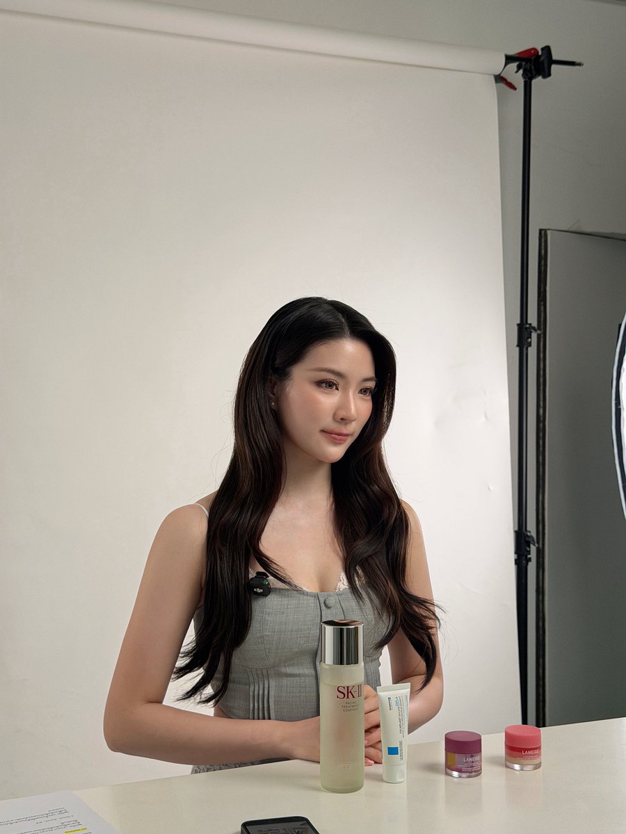 fomost_'s tweet photo. BTS Khun Chat 👠✨
@ginnynatnicha #ginnynatnicha
@voguebeautyTH #VogueTH 
My makeup #fomostmakeup https://t.co/bzT8F2QC7S