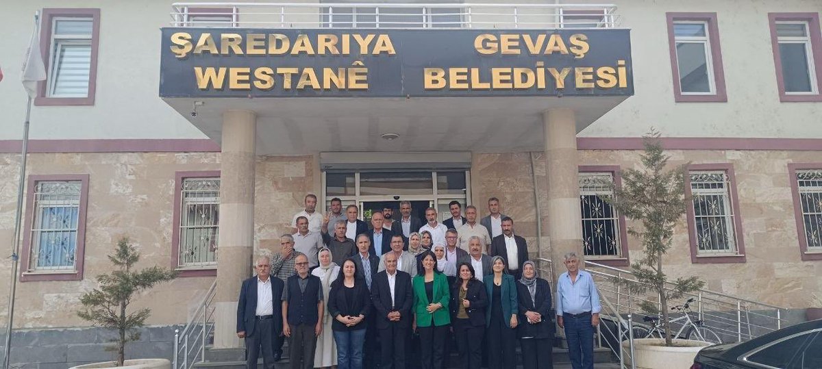 PervinBuldan's tweet photo. Van Gevaş’ta belediyemizi ve esnafımızı ziyaret ederek kentimizin ihtiyaçlarını, beklentilerini ve çözüm önerilerini konuştuk.

Dayanışmayı büyütmek, yerel yönetimleri güçlendirmek ve halkın sözünü siyasetin merkezine taşımak için sahada olmaya devam edeceğiz. Gevaş’ın emeğine ve iradesine selam olsun.