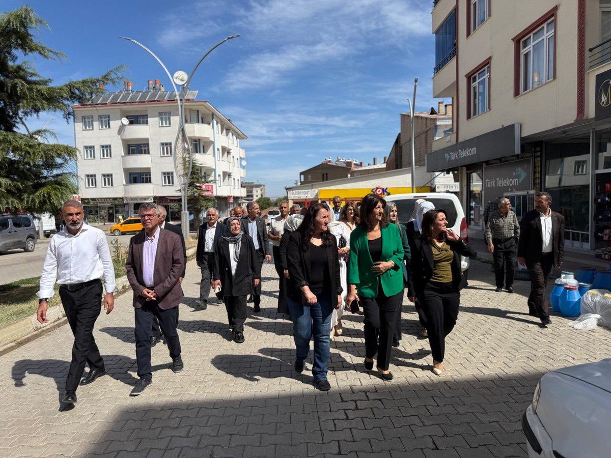 PervinBuldan's tweet photo. Van Gevaş’ta belediyemizi ve esnafımızı ziyaret ederek kentimizin ihtiyaçlarını, beklentilerini ve çözüm önerilerini konuştuk.

Dayanışmayı büyütmek, yerel yönetimleri güçlendirmek ve halkın sözünü siyasetin merkezine taşımak için sahada olmaya devam edeceğiz. Gevaş’ın emeğine ve iradesine selam olsun.