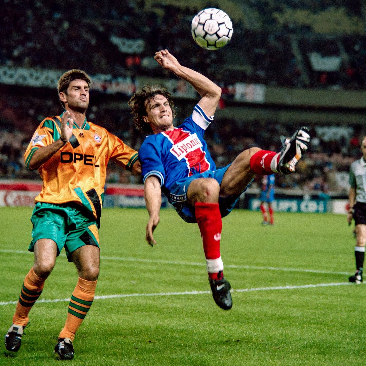 90sfootball's tweet photo. David Ginola in action for PSG. https://t.co/h8UQJnjAd6